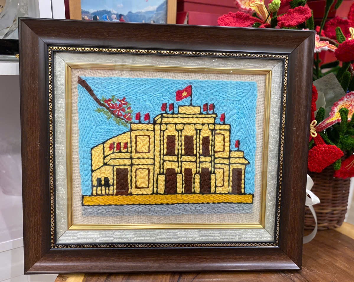 Tranh Thêu Len Nổi Nhà Hát Lớn Hải Phòng 42x38cm